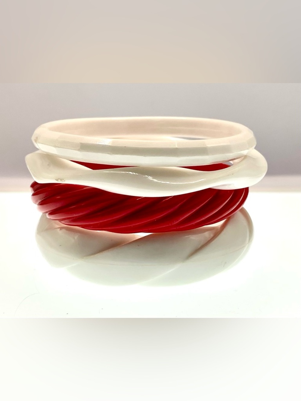 Vintage Set of 4 Bangle Bracelets Molded Acrylic White and Red Abstract Retro